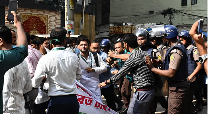 রাজধানীর মতিঝিলে ইসলামী ব্যাংকের সামনে দুই পক্ষের সংঘর্ষ